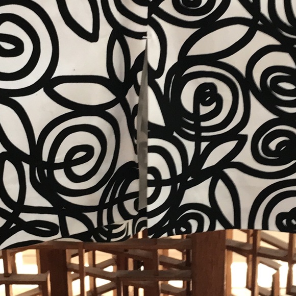 What a skirt!!! NWOT- White House Black Market Never worn- Black/white size 12. - Picture 6 of 6